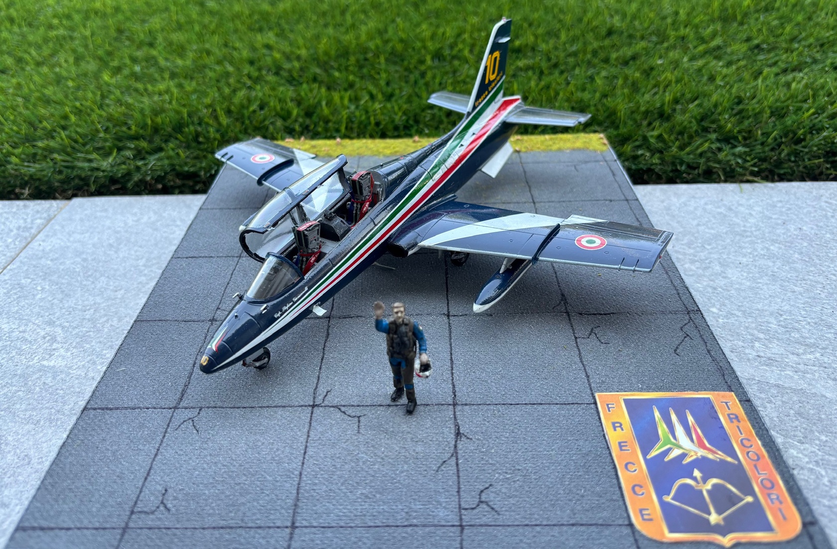 Aermacchi MB-339 PAN © Ezio Bottasini - Click to magnify/shrink