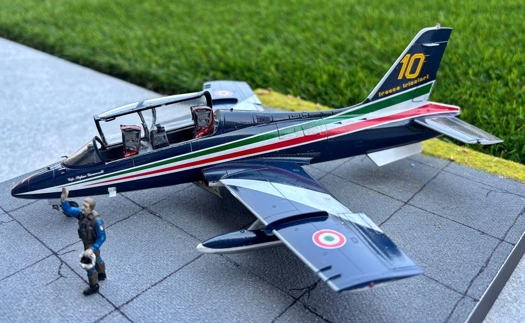 Aermacchi MB-339 PAN © Ezio Bottasini - Click to magnify/shrink