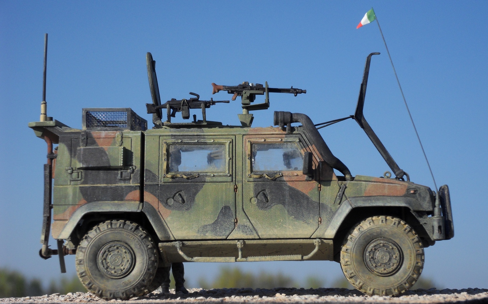 Iveco Lince © Pietro Ballarini - Click to magnify/shrink